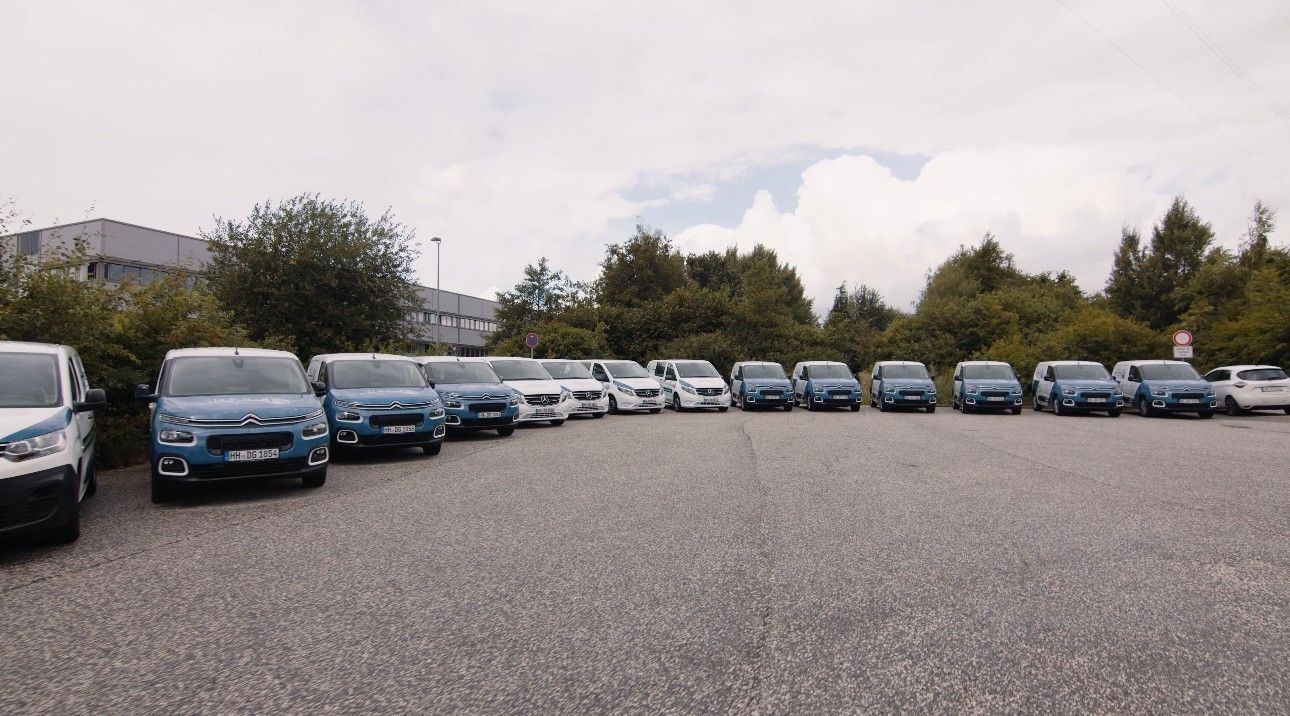 Fuhrpark aus mehreren Fahrzeugen der Firma